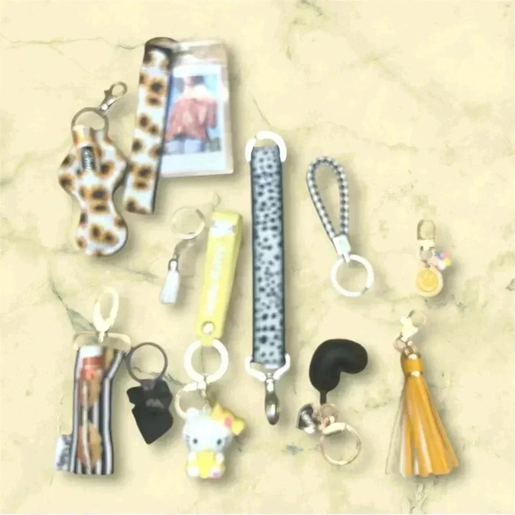 🆕 Black and Yellow Keychain Bundle - Picture 4 of 5